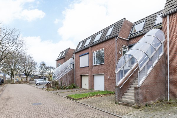 Foto - Te koop: Op goede, rustige en centrale locatie in Eikenderveld gelegen instapklare tussenwoning met 2 slaapkamers, berging op de begane grond en een dakterras. 